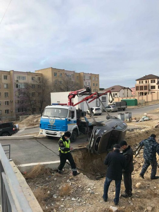 В Актау автомобиль провалился в траншею