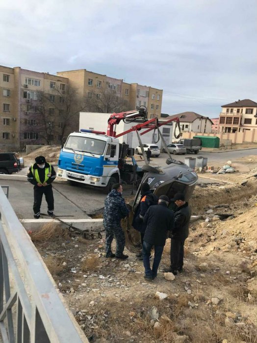 В Актау автомобиль провалился в траншею