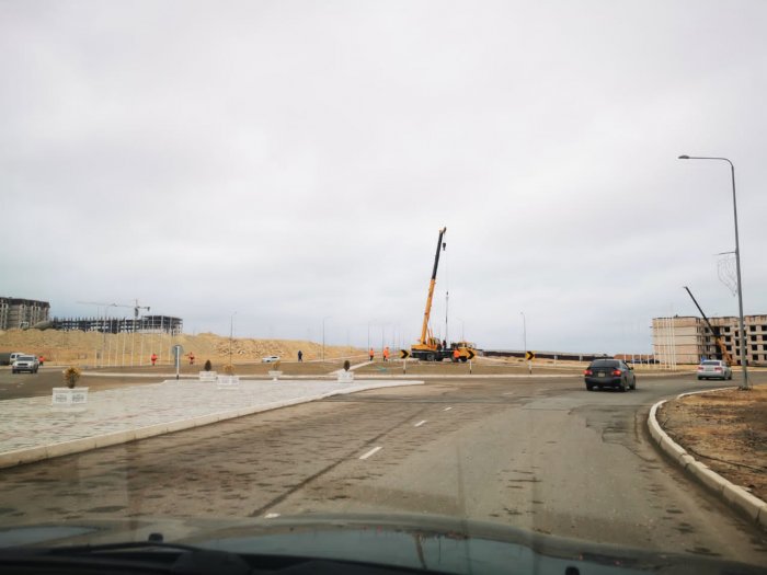 В Актау демонтировали архитектурный объект «Цветочный водопад»