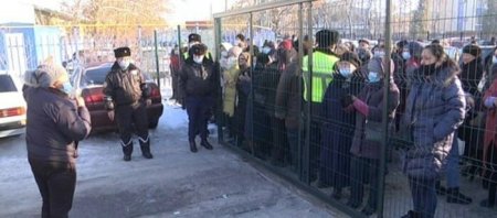 Давку из-за бесплатных ковров устроили шымкентцы