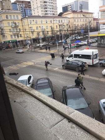 Террористы зарезали двух полицейских прямо на перекрестке в центре Грозного