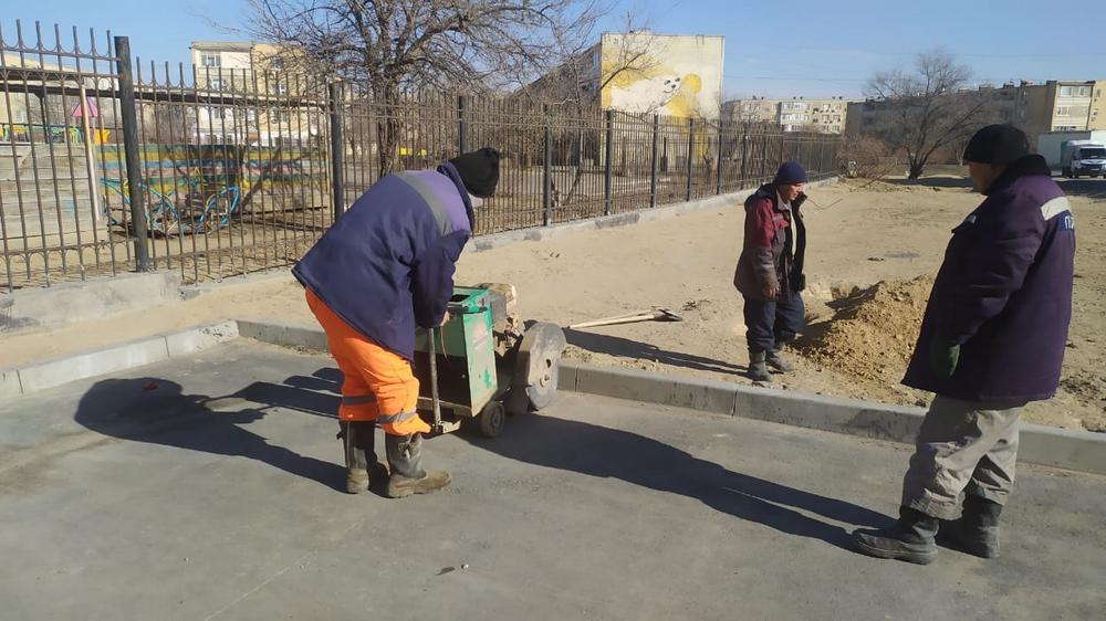 Ломают новый асфальт 6 мкр 32 дом