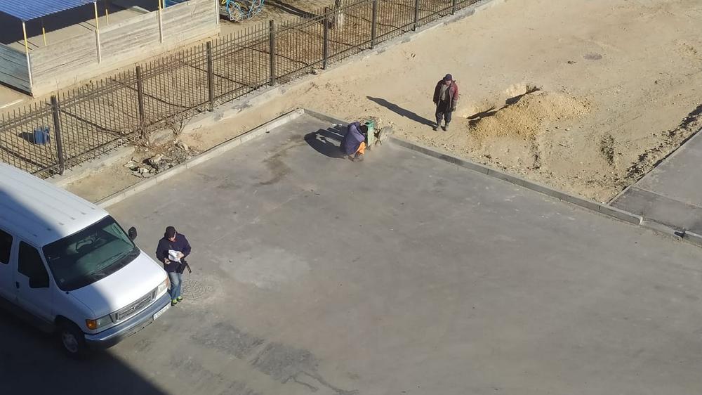 Ломают новый асфальт 6 мкр 32 дом