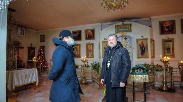 Аким Актау подарил настоятелю Благовещенского храма холст с изображением первой часовни в Мангистау