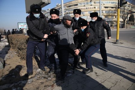 «Бойкот!»: Митинги в день парламентских выборов проходят в городах Казахстана