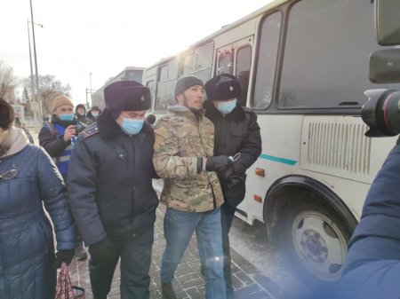 «Бойкот!»: Митинги в день парламентских выборов проходят в городах Казахстана