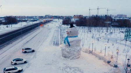 Десятиметрового снеговика слепили в столице Казахстана