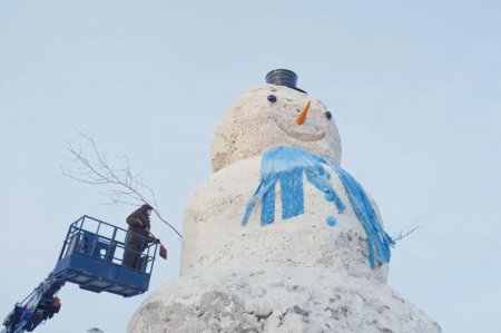 Десятиметрового снеговика слепили в столице Казахстана