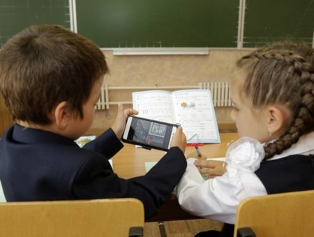 Запретят ли смартфоны в школах, ответили в МОН ﻿