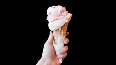 Коронавирус впервые нашли в мороженом