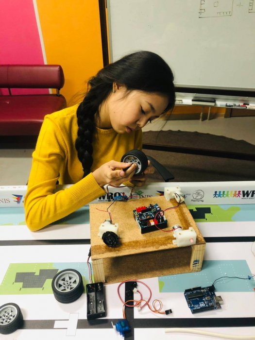 Школьница из Актау создала робота для полива теплиц и газонов