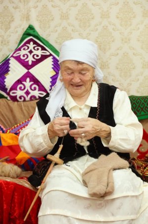 Пенсионерка из Мангистау изготавливает изделия из войлока по старинным технологиям