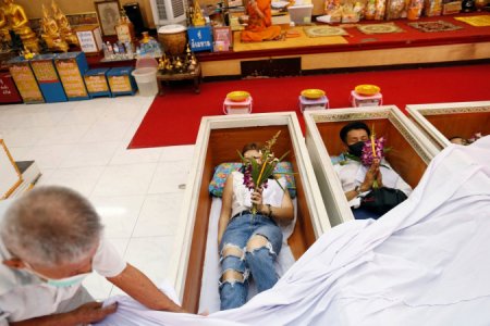 Тайцы притворяются мёртвыми, чтобы расслабиться