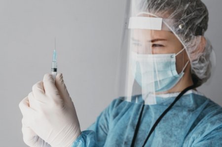 Медсестра в Талдыкоргане упала в обморок после получения российской вакцины