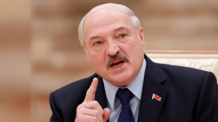 Лукашенко призвал отказаться от смартфонов из-за "американской слежки"