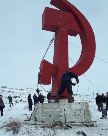 Сносят и возвращают: жители Карагандинской области "борются" за серп и молот