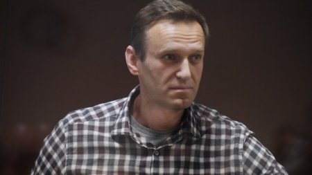 Навальный проведет в колонии 2,5 года - суд