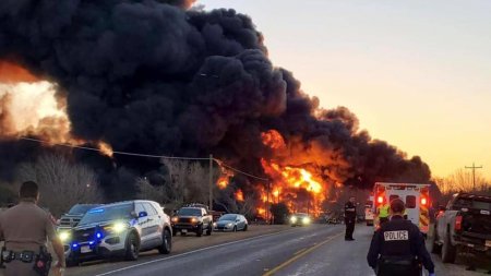 Мощный взрыв прогремел при столкновении поезда с грузовиком в США