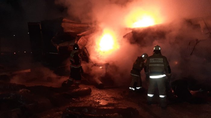 Фура из Азербайджана сгорела на трассе в Бейнеу