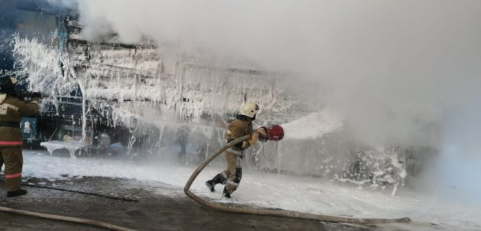Фура из Азербайджана сгорела на трассе в Бейнеу