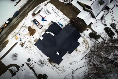 Крыша с солнечными панелями Tesla сама избавляется от снега