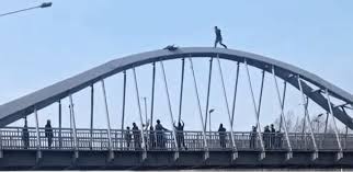 «Человек-паук» из Алматы рассказал о спасении мужчины на мосту