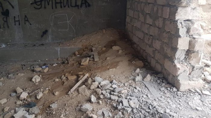 В общественный туалет превратился недостроенный объект в 15 микрорайоне Актау