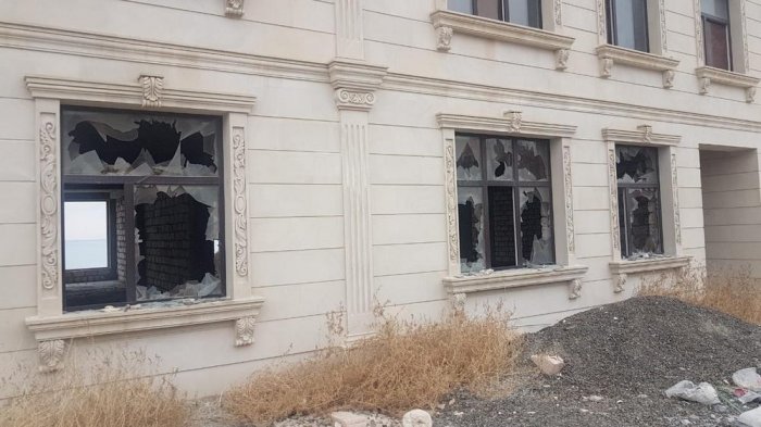 В общественный туалет превратился недостроенный объект в 15 микрорайоне Актау