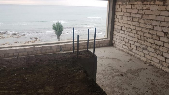 В общественный туалет превратился недостроенный объект в 15 микрорайоне Актау