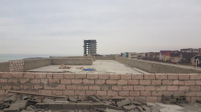 В общественный туалет превратился недостроенный объект в 15 микрорайоне Актау