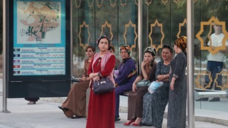 По 2 доллара подарят женщинам Туркменистана на 8 марта - СМИ