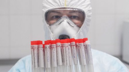 Анальные мазки на коронавирус стали обязательными для въезда в Китай