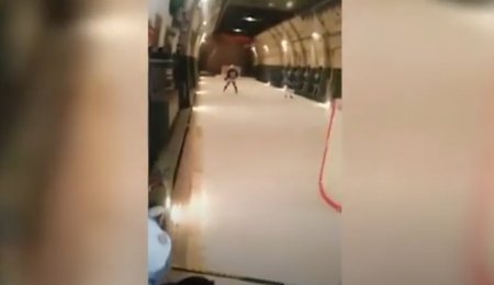 Лётчики залили каток на борту и в летящем самолёте сыграли в хоккей