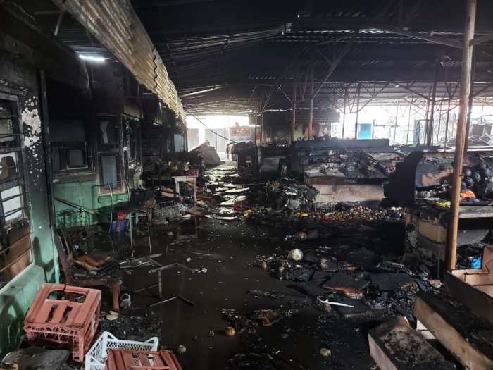 Появились фото последствий пожара на рынке «Волна» в 5 микрорайоне Актау