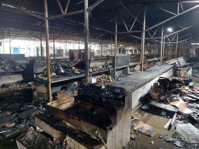 Появились фото последствий пожара на рынке «Волна» в 5 микрорайоне Актау
