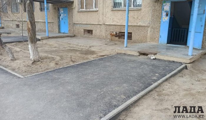 В акимате Актау пообещали вернуть скамейки у подъездов с приходом весеннего тепла