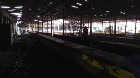 На рынке «Волна» в Актау начали уборку после пожара