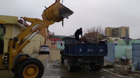 На рынке «Волна» в Актау начали уборку после пожара