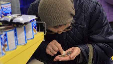 Нельзя повышать зарплату чиновникам, когда народ нищенствует - казахстанский юрист