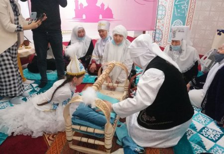 В Актау народным традициям обучали вывезенных из Сирии женщин и детей