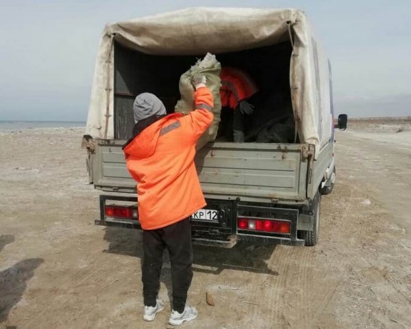 На побережье Мангистау собрали три тонны отходов