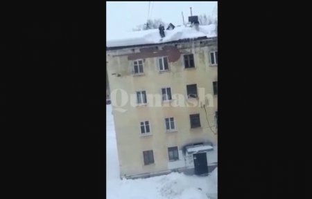 Джентльмен удачи: падение мужчины с крыши многоэтажки сняли на видео в Казахстане