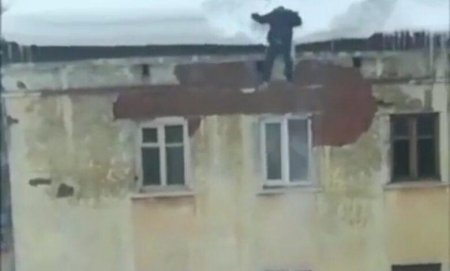 Казахстанец упал с крыши и не пострадал