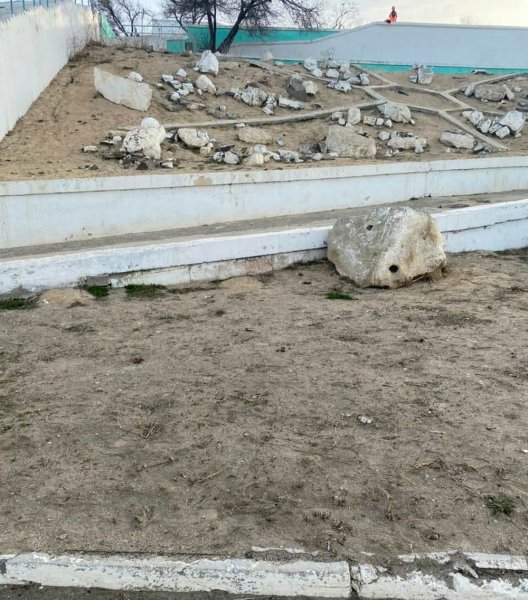 Опять бла-бла-бла! В пустырь превратился газон с вырубленной ивой в Актау