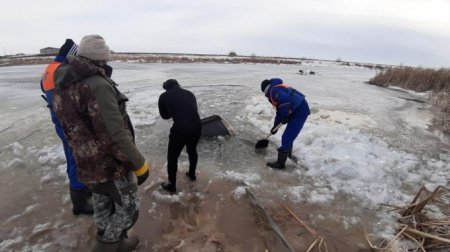 Две машины с людьми провалились под лед в ЗКО