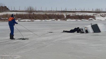 Две машины с людьми провалились под лед в ЗКО