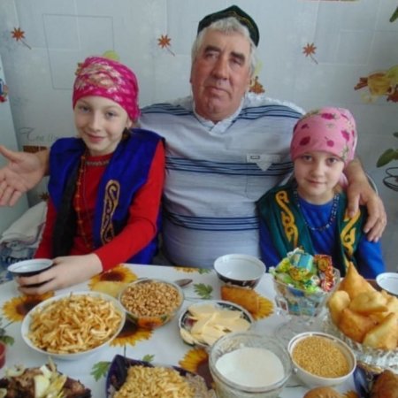 «Мы прививаем любовь к казахской культуре». Немецкая семья готовит жеті нан и 40 лет празднует Наурыз