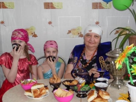 «Мы прививаем любовь к казахской культуре». Немецкая семья готовит жеті нан и 40 лет празднует Наурыз