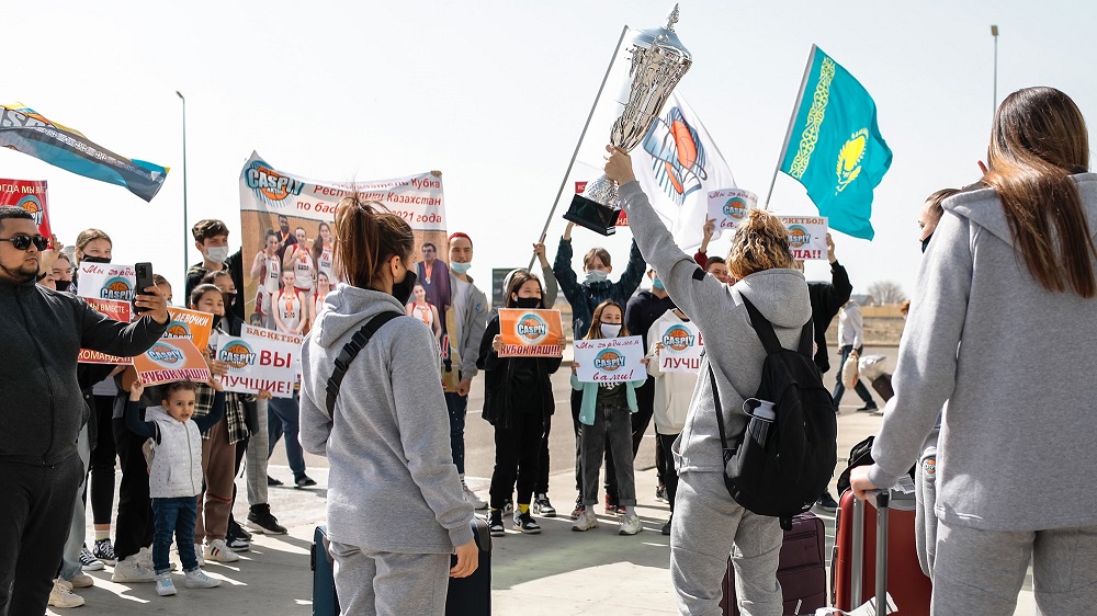 встретили с почестями