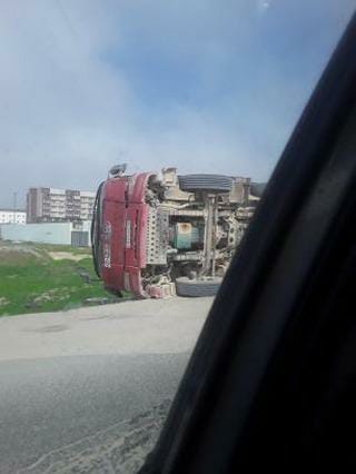В Актау перевернулся большегруз